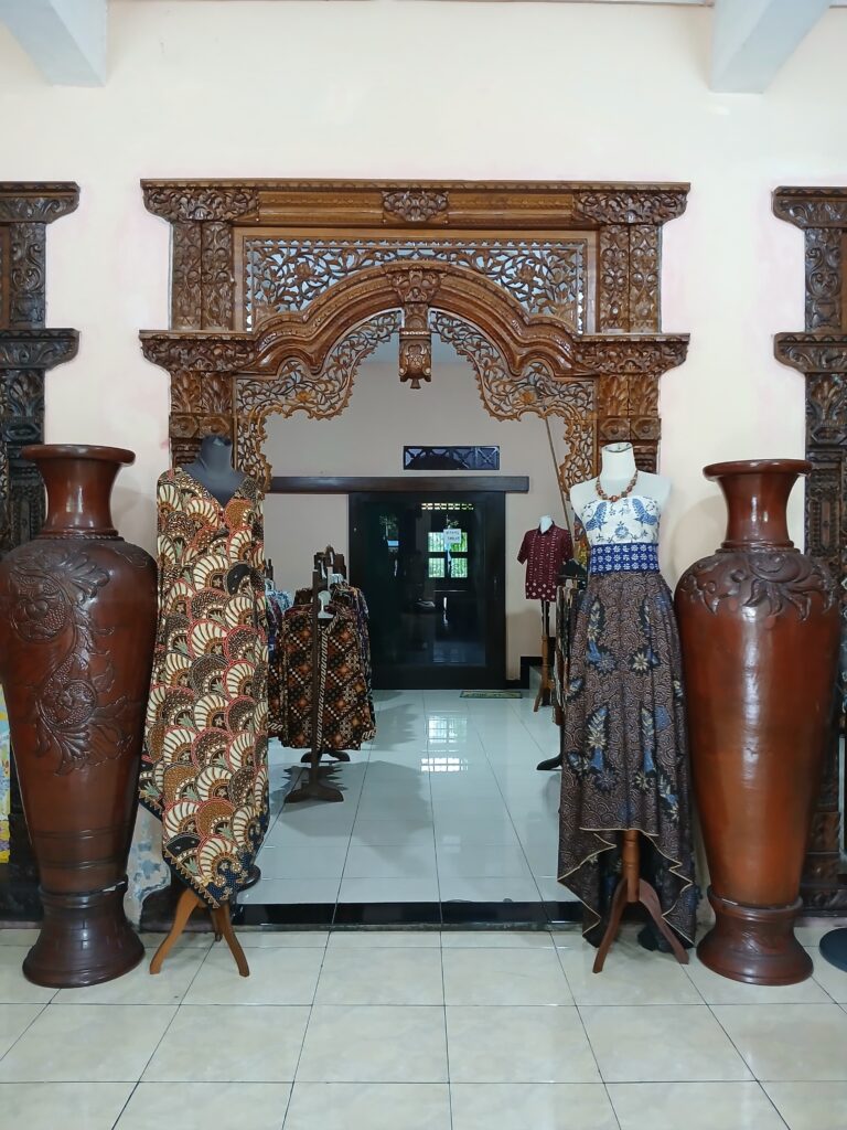 Menenun Keanggunan : Mengapa Batik Adalah "Self-Care" Terbaik untuk Jiwa Anda whatsapp image 2026 04 01 at 13.25.42
